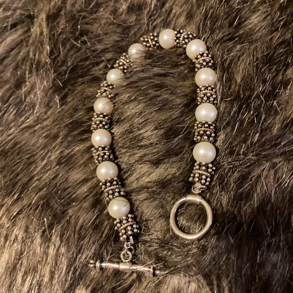 Silver bracelet with pearl beads